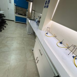 MUEBLES BAJOS DE LABORATORIO